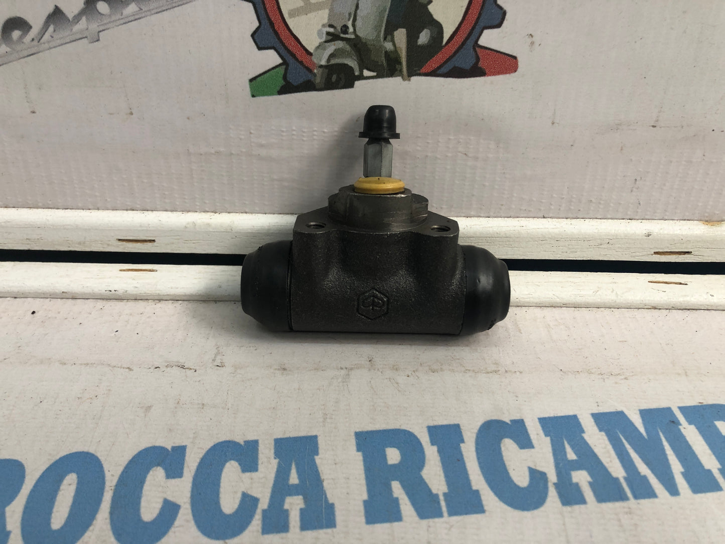 Cilindretto pompa freno posteriore per APE 50 1 prima serie r.o. 117446 con cono convesso Ø cilindro 19 mm