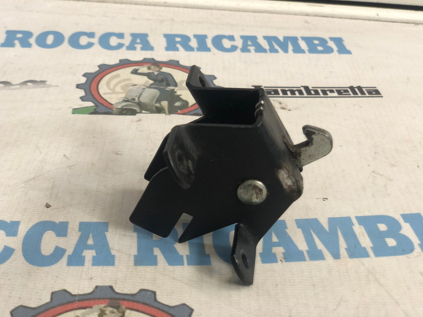 Gancio bloccaggio sella Vespa HP / V