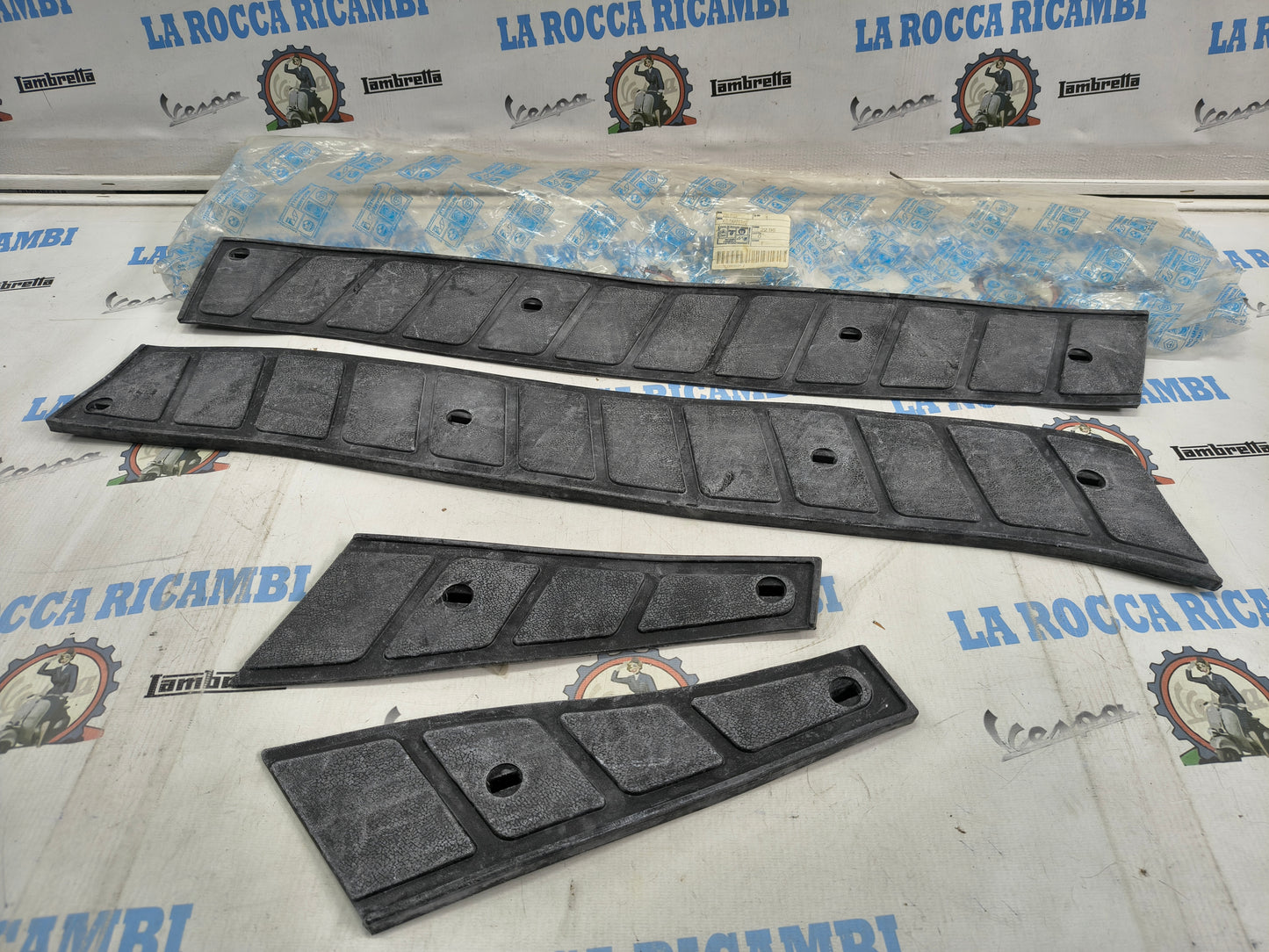 Tappetini Pedana PIAGGIO HEXAGON Originali 2983935 (4 pezzi)