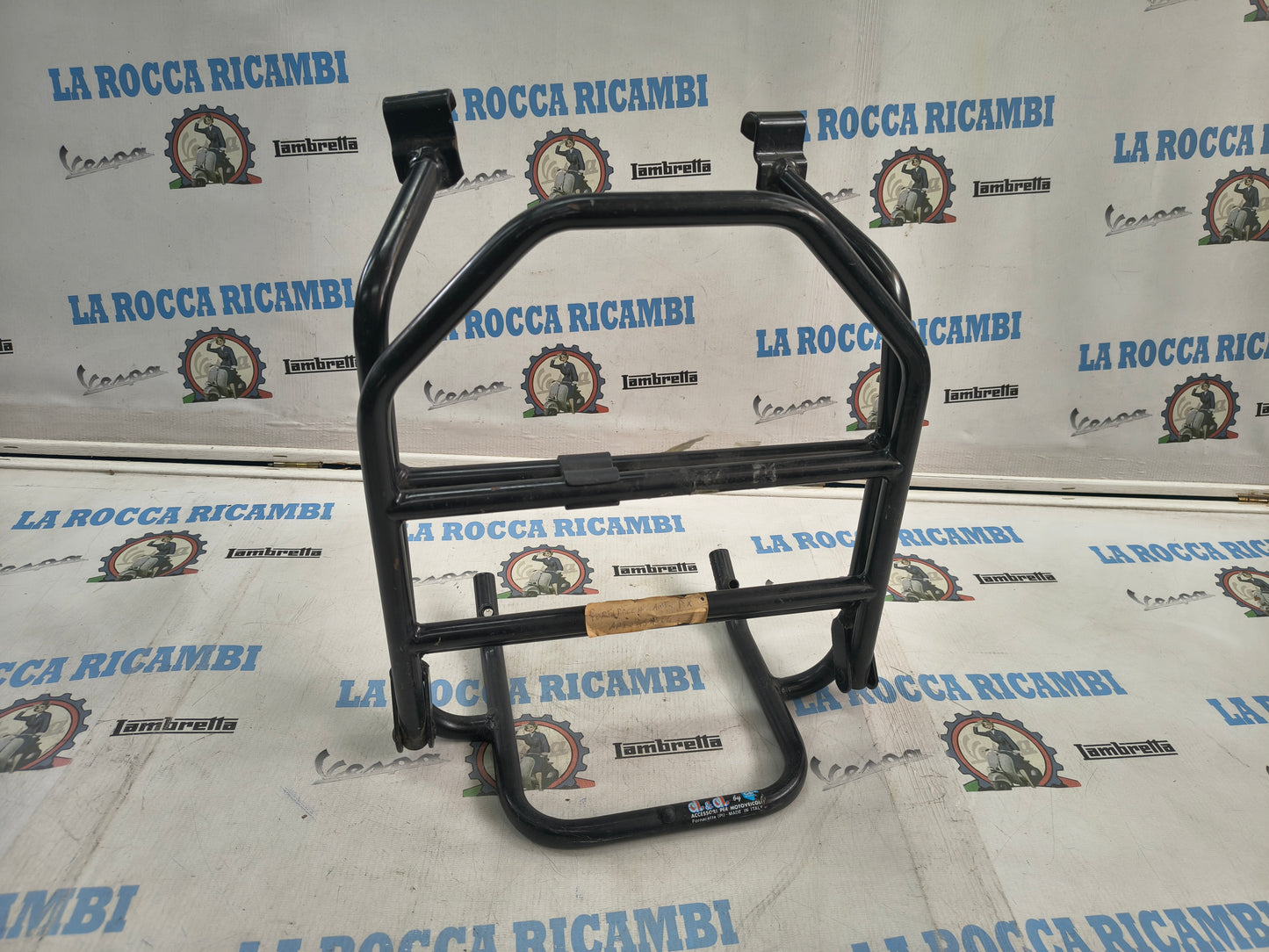 Portapacchi anteriore nero Vespa PX 125 / 150 / 200 (Fondo di magazzino) Senza staffe