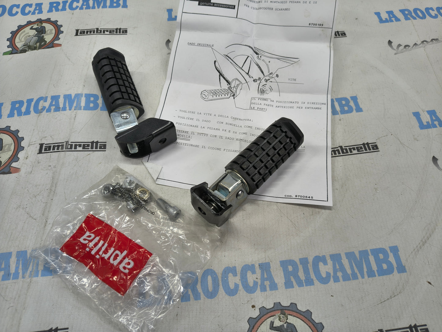 KIT PEDANA POGGIAPIEDI PASSEGGERO APRILIA SCARABEO 8700199 ORIGINALE