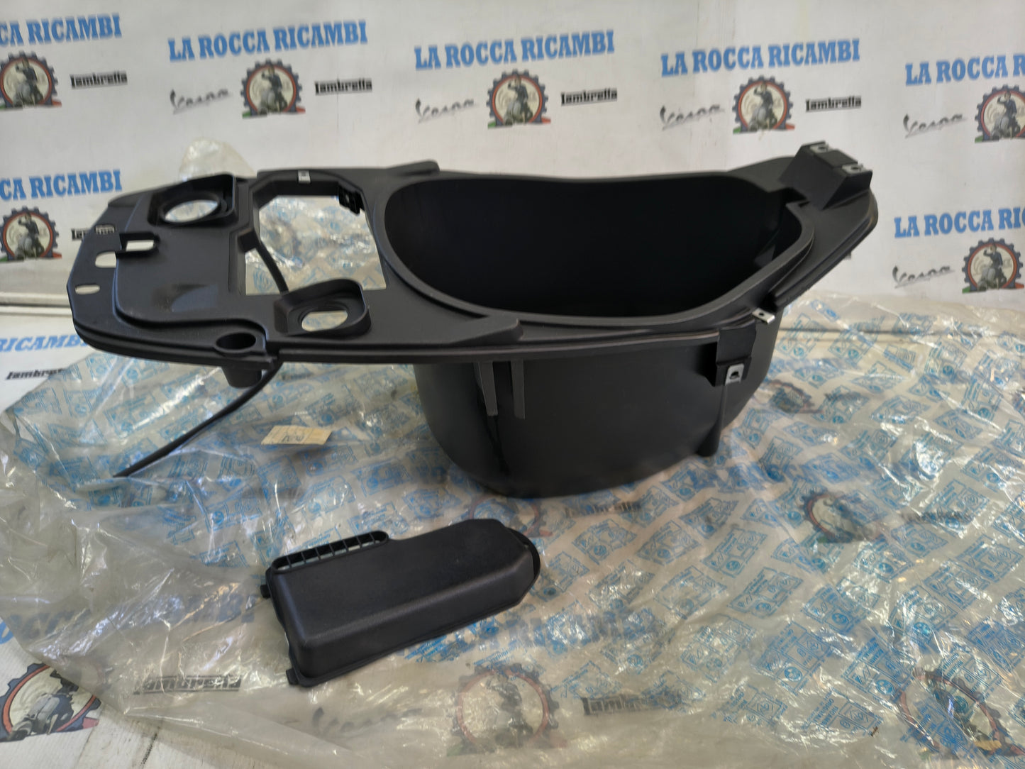 VANO PORTACASCO ORIGINALE PIAGGIO SKIPPER SFERA 297347 - 575095