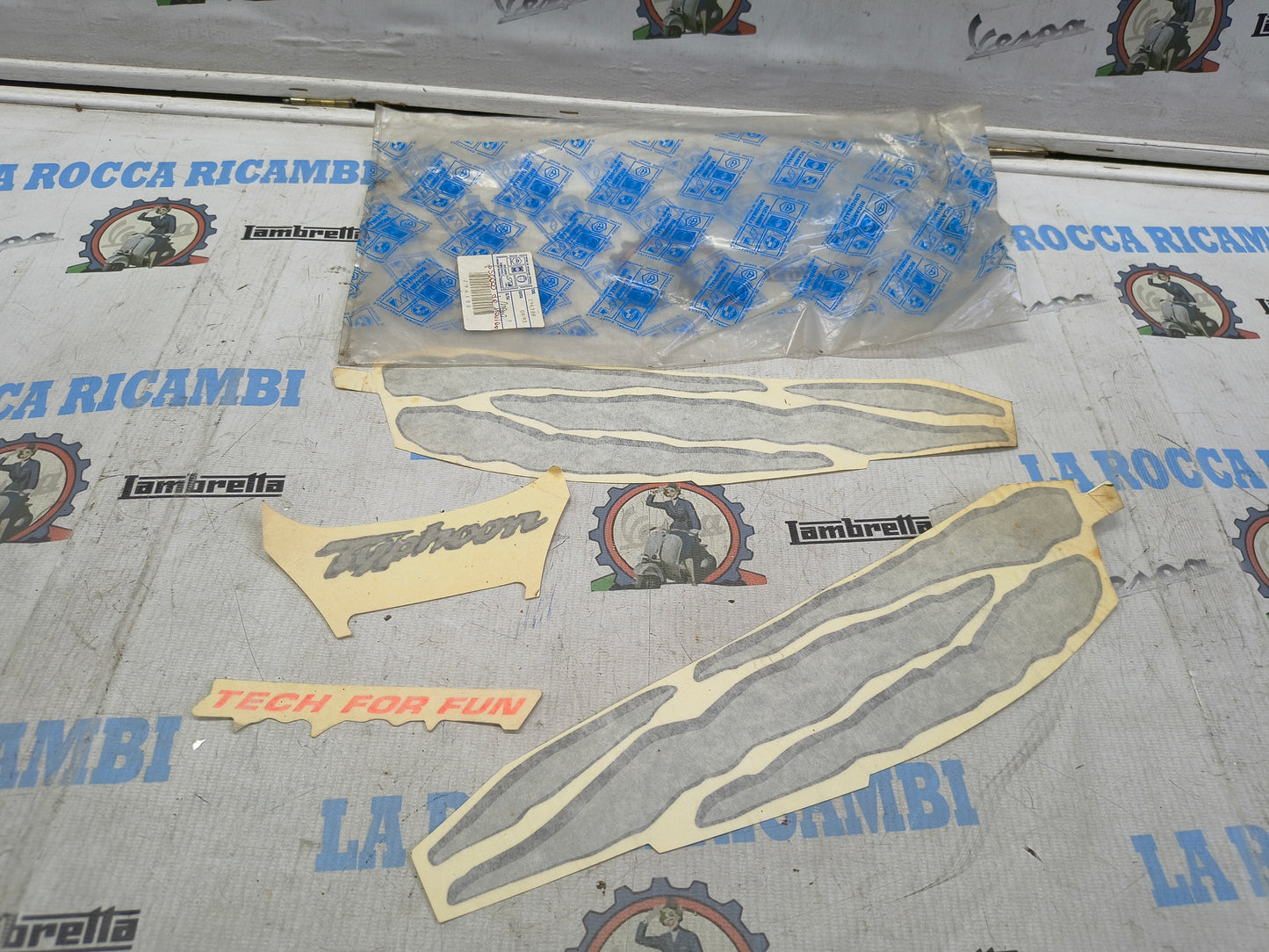 KIT ADESIVI TYPHOON GILERA PIAGGIO 296188