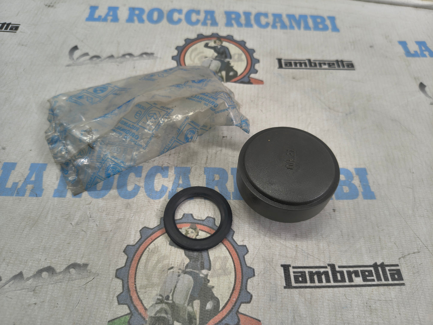Tappo Benzina PIAGGIO SI / BOSS (Grigio Scuro) Originale PIAGGIO