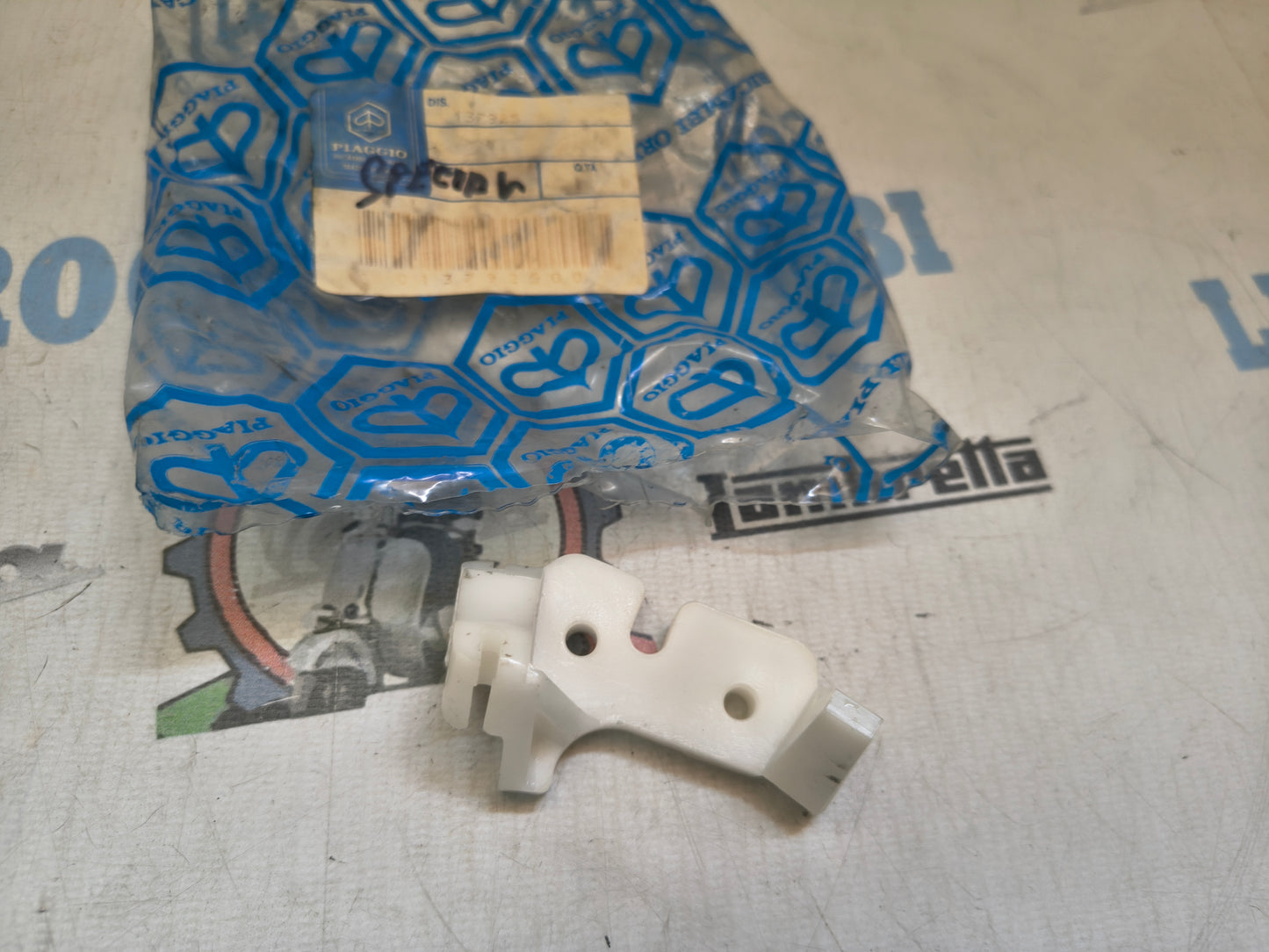 Piastrina fissa guaine al manubrio in plastica Vespa 50 SPECIAL Originale 137925