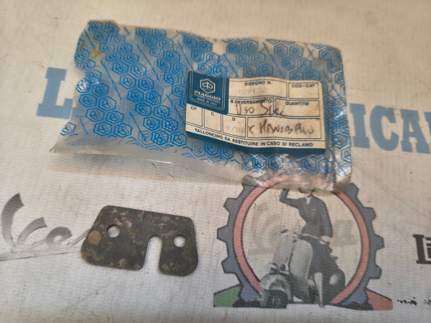 Piastrina fissa guaine al manubrio Vespa 50 SPECIAL Originale 139132