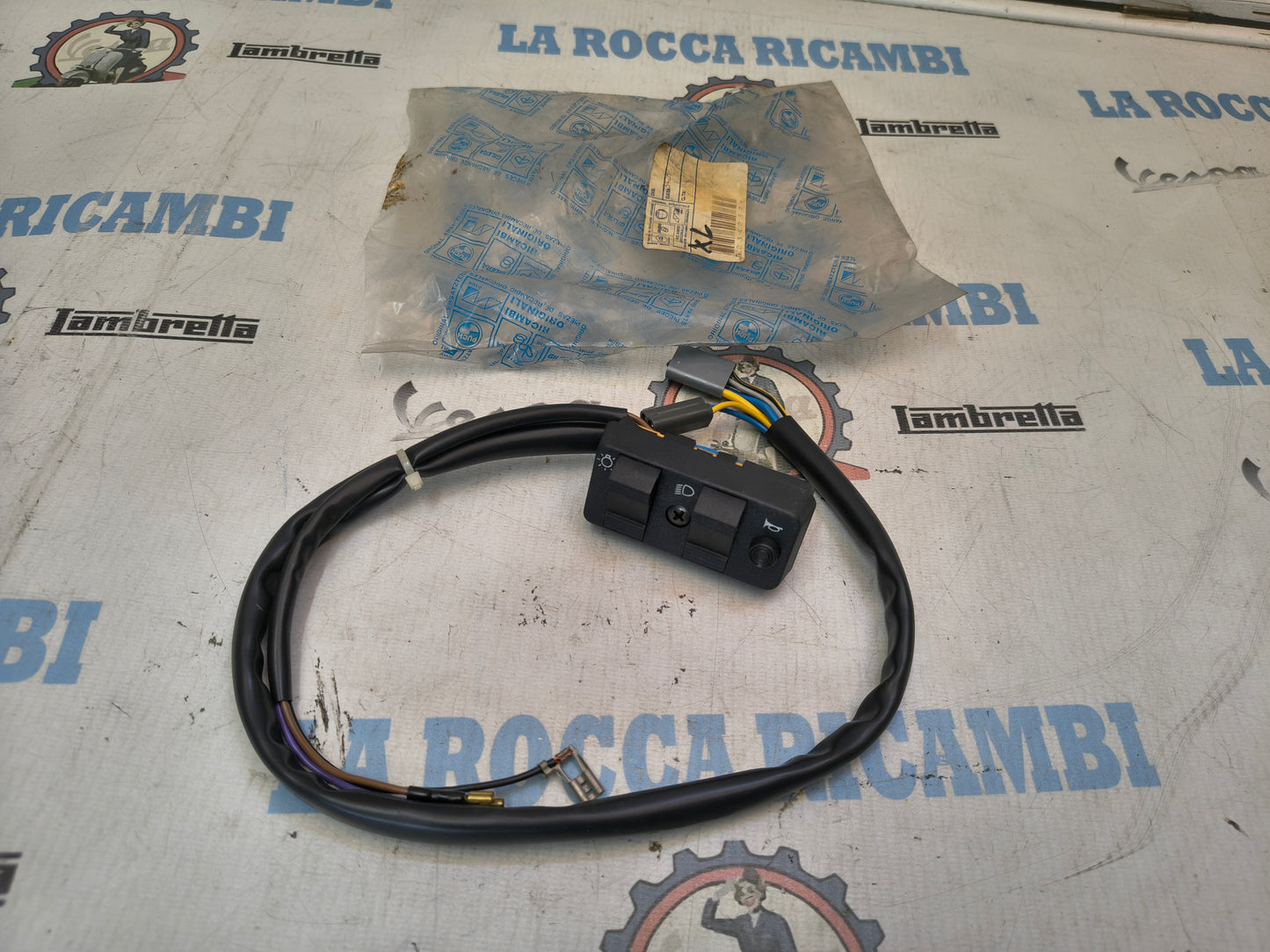 INTERRUTTORE DEVIOLUCI COMMUTATORE SENZA AVVIAMENTO EL. VESPA PK XL ETS 234237