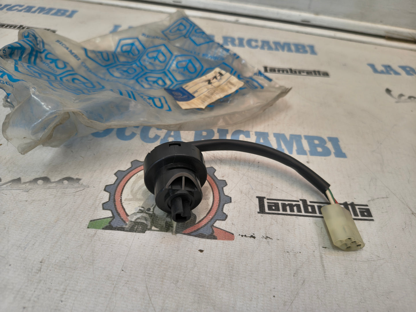 COMMUTATORE SERRATURA ACCENSIONE VESPA HP / V PIAGGIO 290469