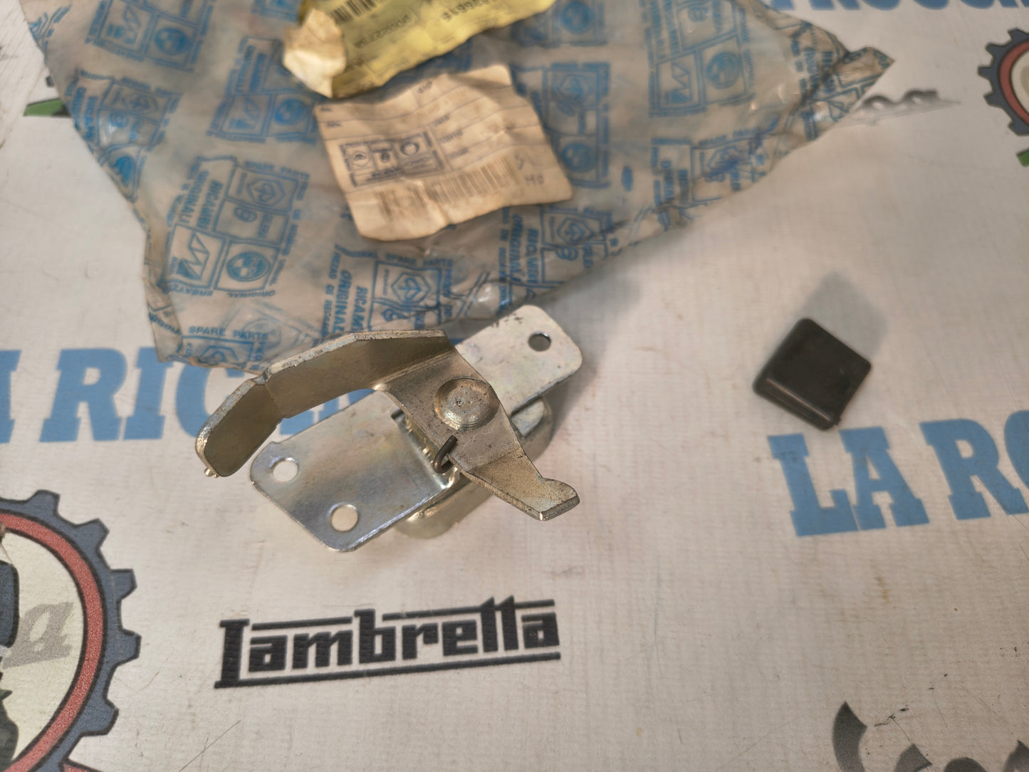 Serratura sportello PIAGGIO APE MP 601 Originale 1826615