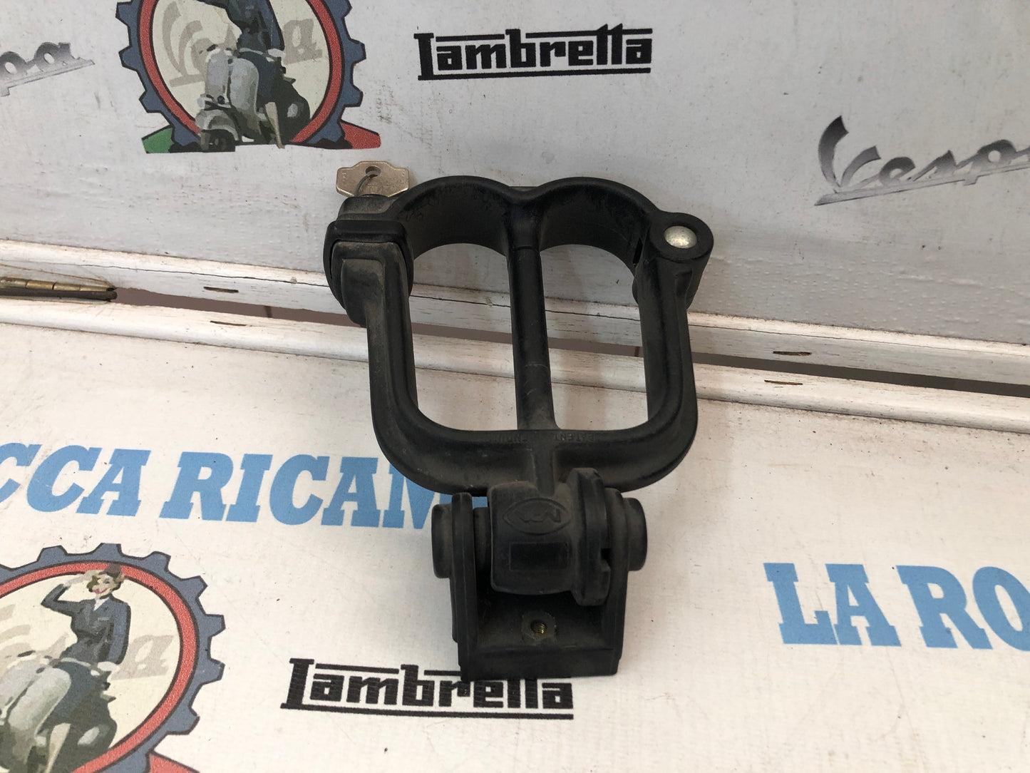 Dispositivo antifurto per due caschi