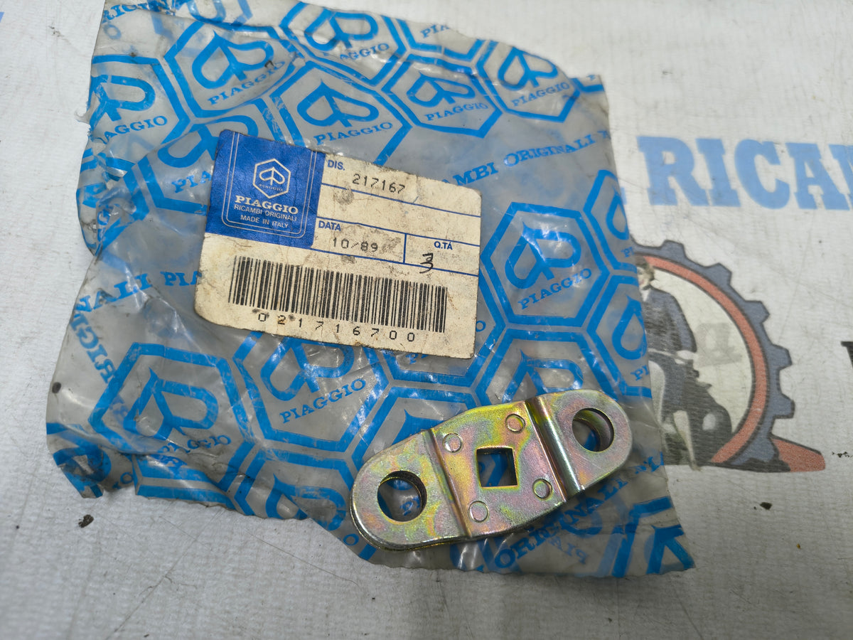 PIASTRINA SERRATURA PORTELLONE APE 50 PIAGGIO 144833 EX 217167
