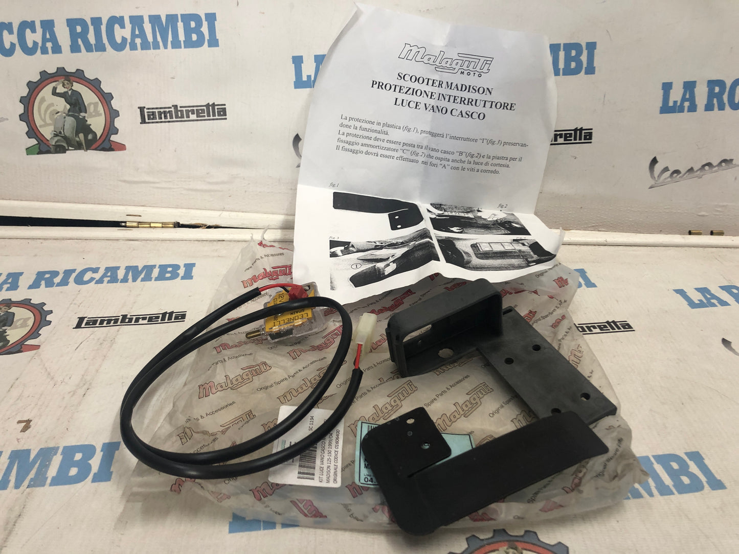 KIT LUCE VANO CASCO MALAGUTI MADISON 125-150 1999/04 ORIGINALE CODICE 01606400
