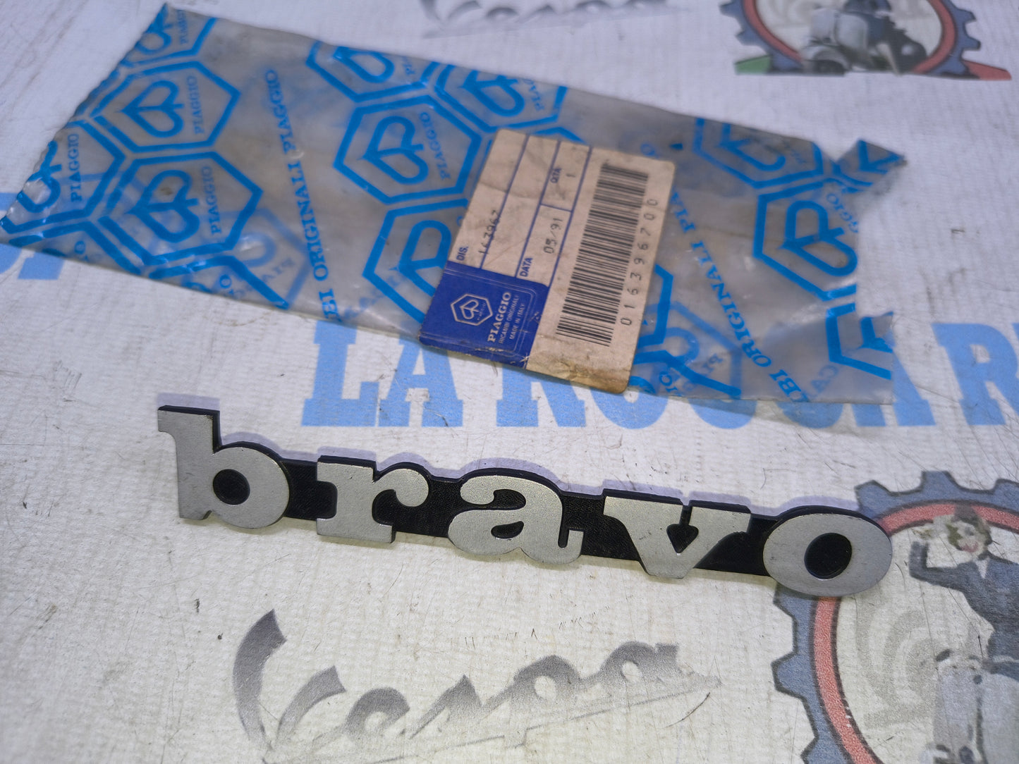 Scritta Targhetta "BRAVO" Laterale Fiancata PIAGGIO BRAVO Originale 163967
