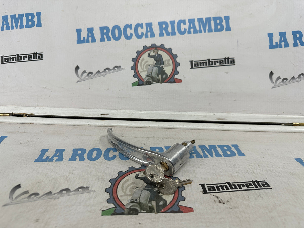 MANIGLIA ESTERNA PORTA LATO SINISTRO CON CHIAVE PIAGGIO APE 150 AC - 175 AD