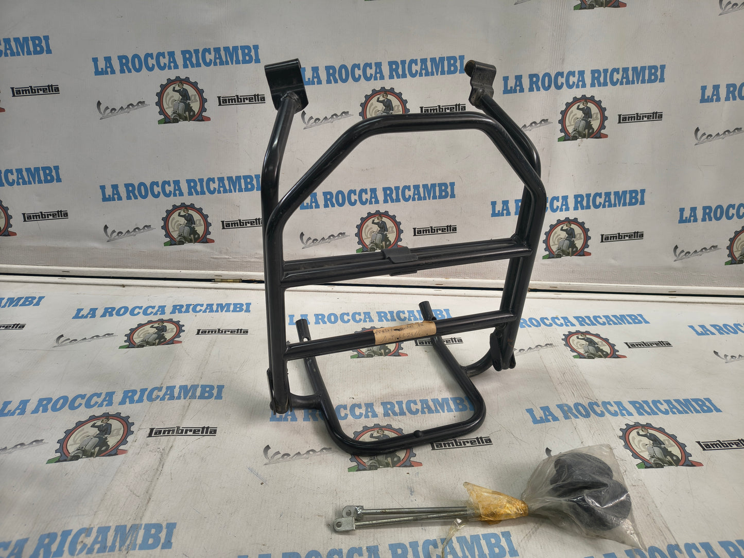 Portapacchi anteriore nero Vespa PX 125 / 150 / 200 (Fondo di magazzino)