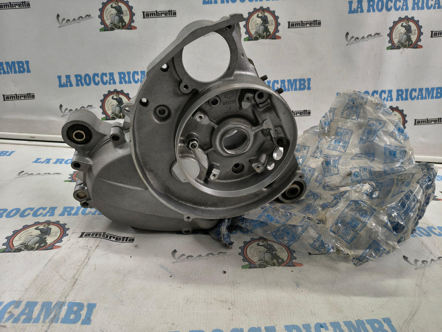 CARTER MOTORE PIAGGIO ORIGINALE VESPA PK 50 XL 243157