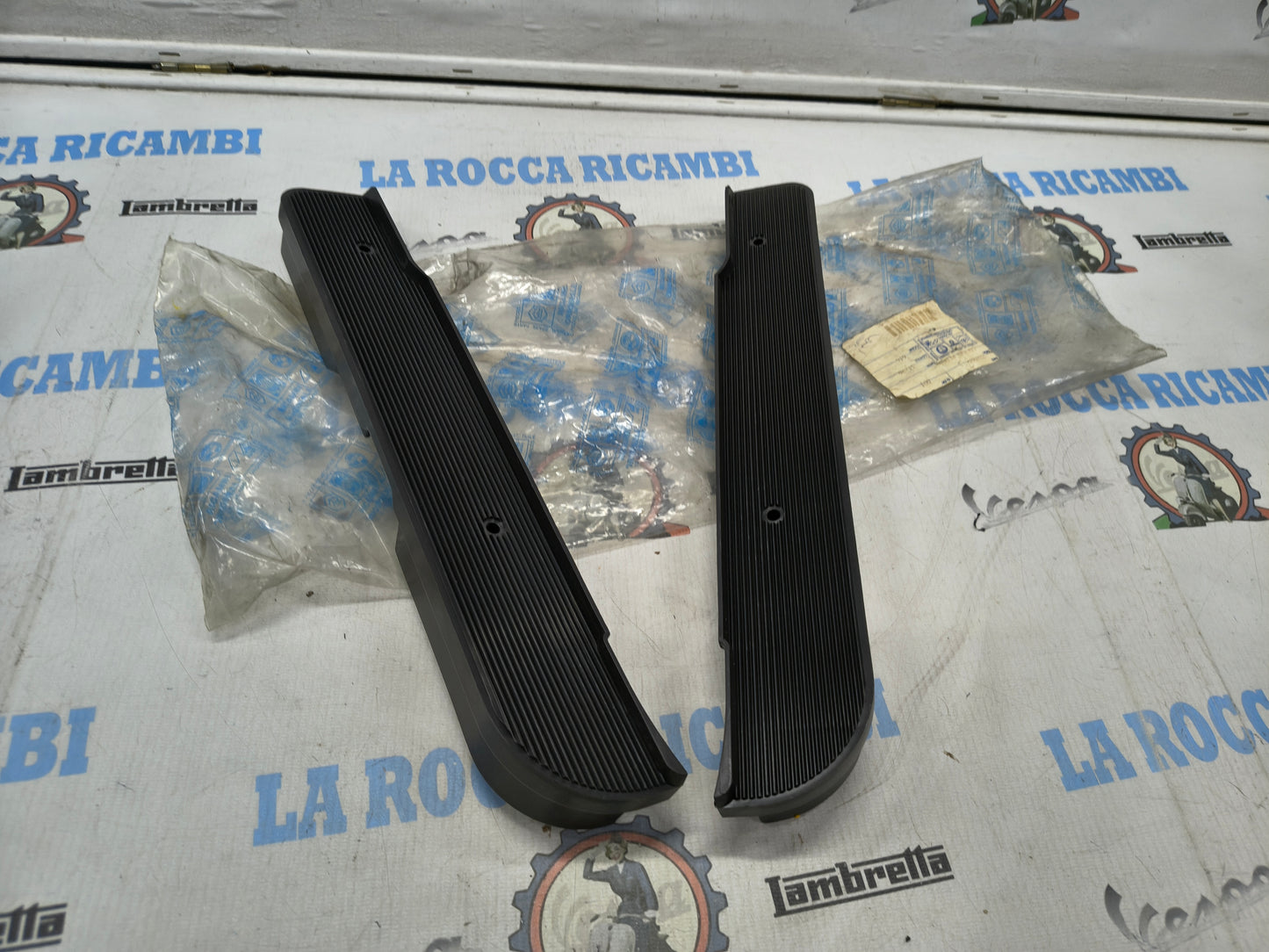 PEDANA POGGIA PIEDI PEDANE PIAGGIO SI COLORE NERO CODICE 228989 ORIGINALE