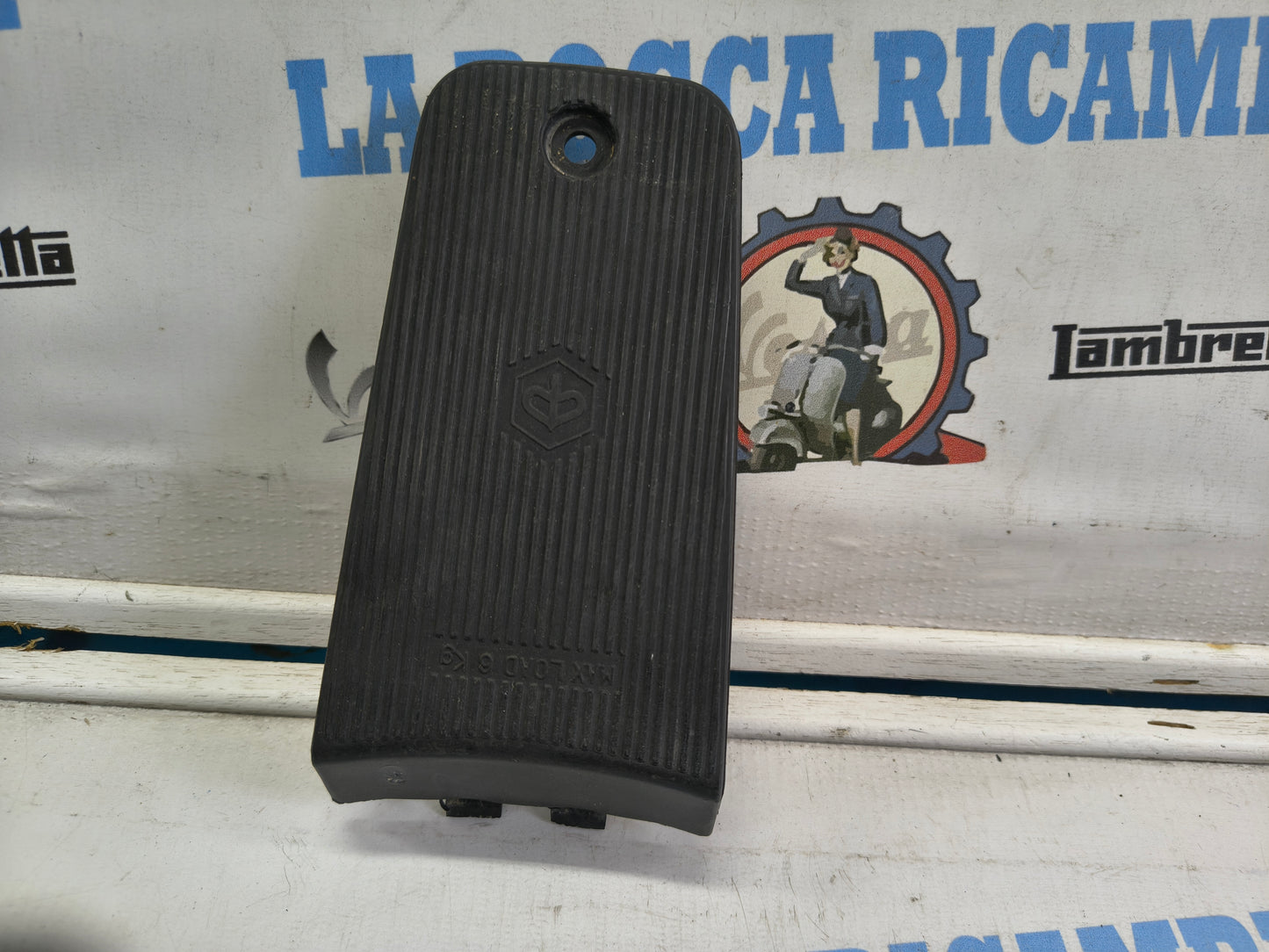 COPERCHIO PIASTRA PORTAPACCHI PER PIAGGIO VESPA 50-125-150 ET2 - ET4 577545
