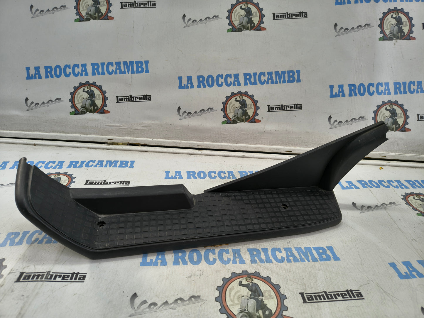 PEDANA POGGIAPIEDI SINISTRA NERA PER PIAGGIO GRILLO 50 255302