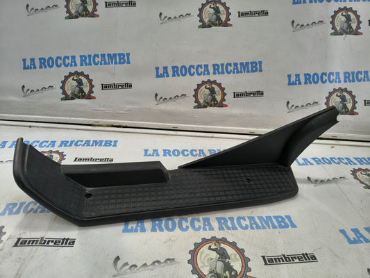 PEDANA POGGIAPIEDI SINISTRA NERA PER PIAGGIO GRILLO 50 255302