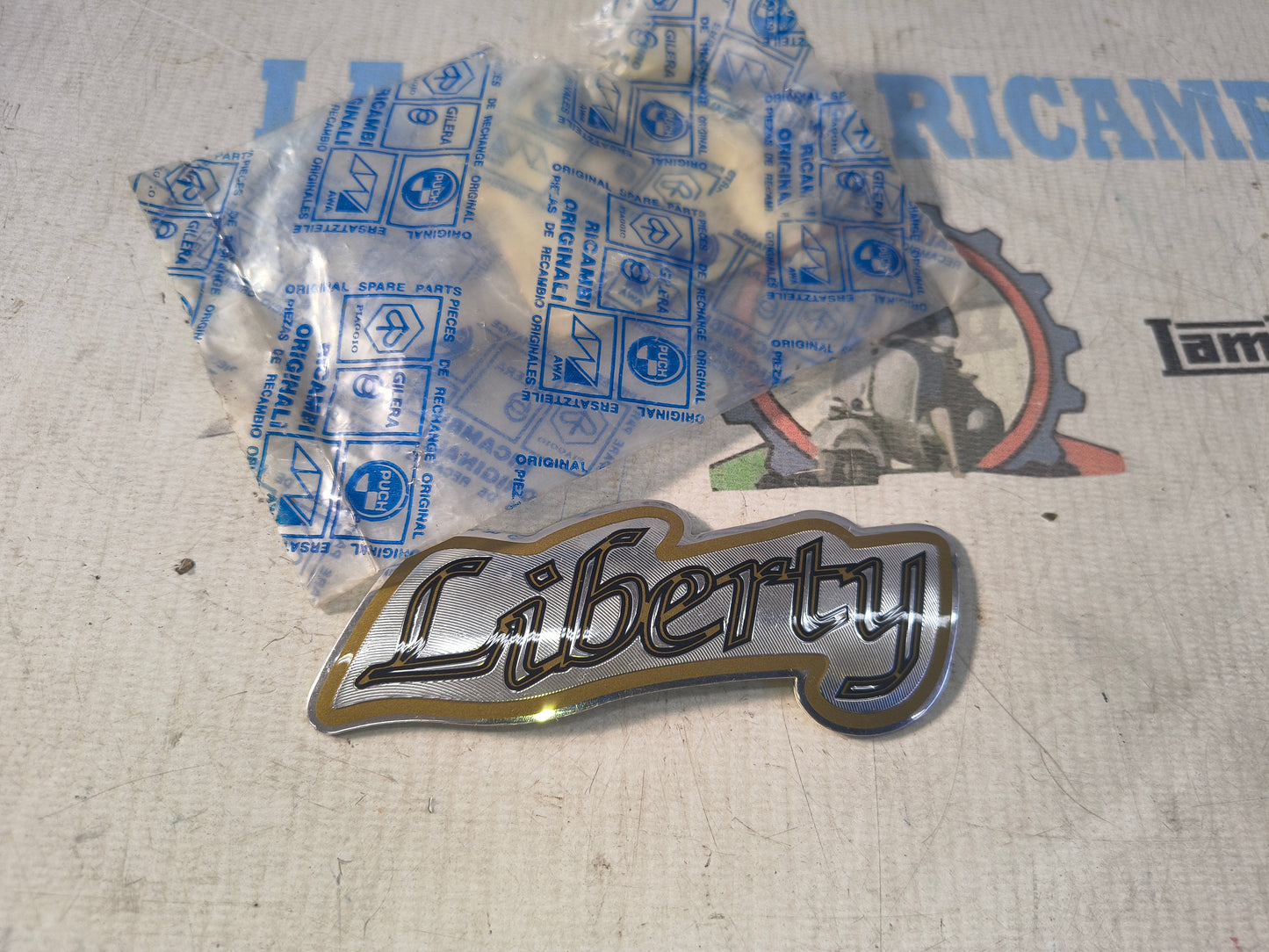 SCRITTA TARGHETTA FIANCHETTO LATERALE ORIGINALE PIAGGIO LIBERTY 50 1997 - 2005 -  574211