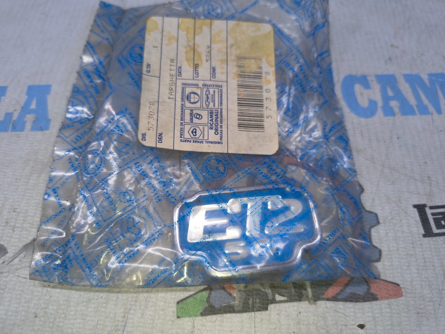 TARGHETTA EMBLEMA PORTELLO ORIGINALE PIAGGIO VESPA ET2 573078