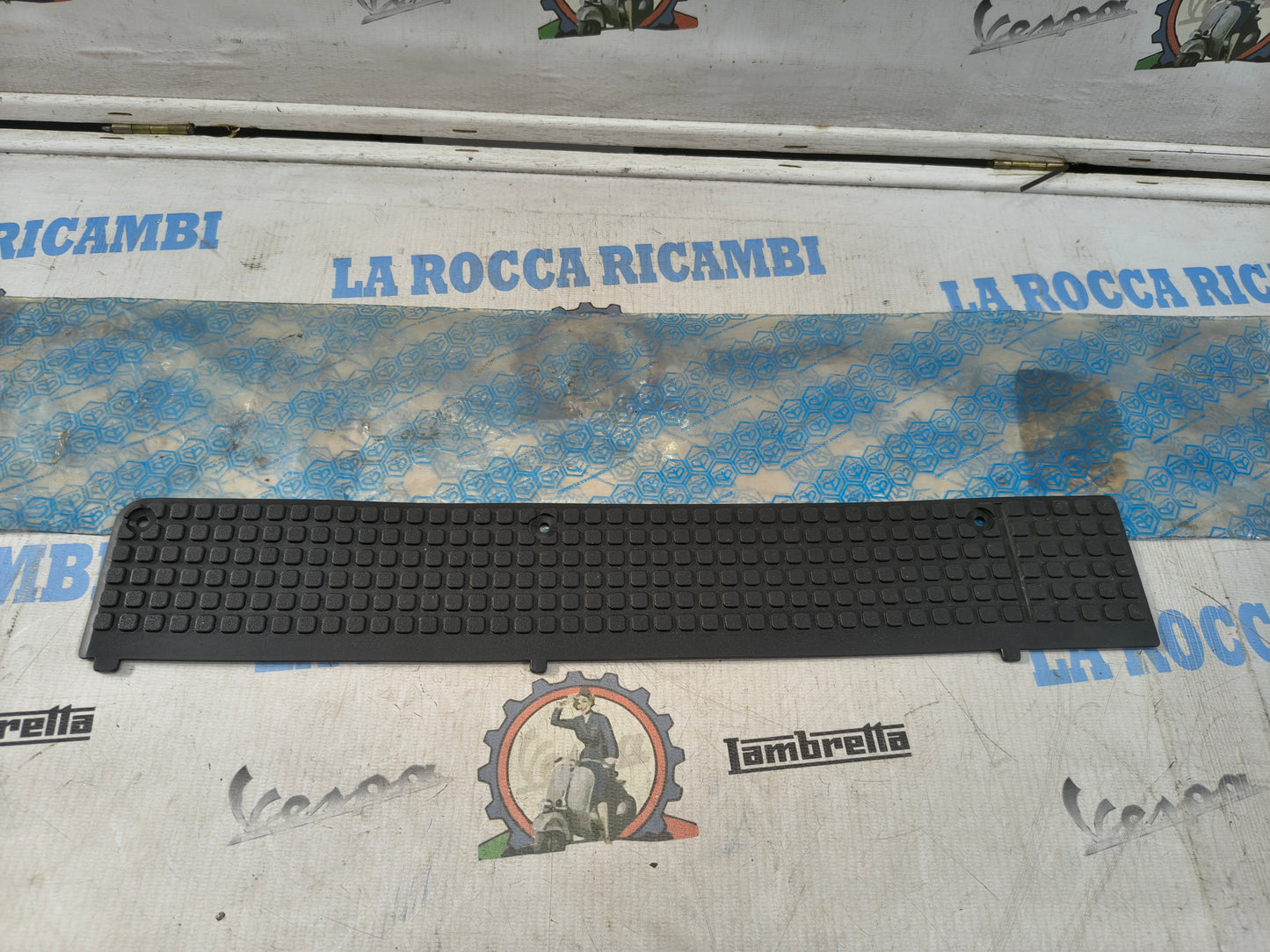 PEDANA POGGIAPIEDI DESTRA ORIGINALE PER PIAGGIO BOSS 50 253578