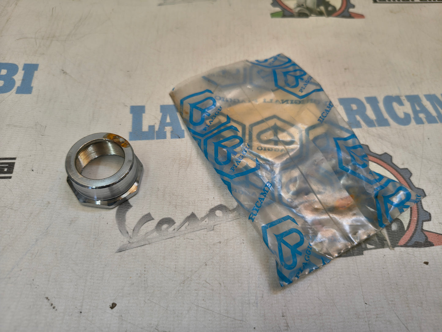 DADO SUPERIORE FORCELLA 27MM ORIGINALE PIAGGIO SI BRAVO 50 184431