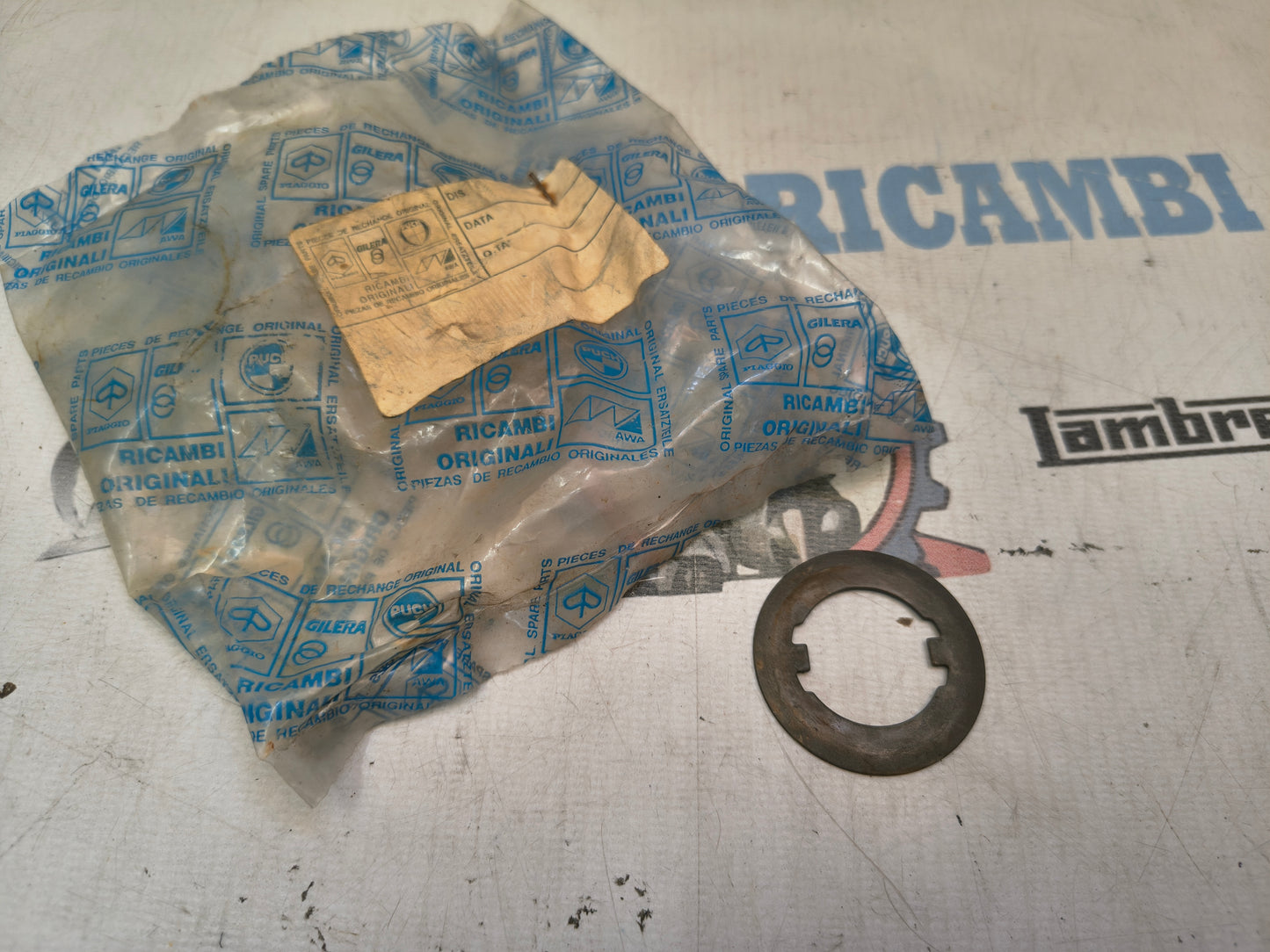 Dado fissaggio Variatore PIAGGIO SI - BRAVO - CIAO - GRILLO - BOSS - SUPERBRAVO 220443