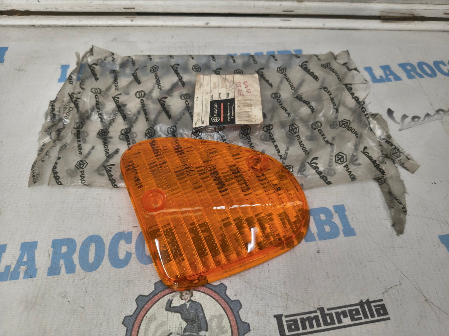 PLASTICA FRECCIA ANTERIORE SINISTRA ARANCIO ORIGINALE PIAGGIO APE 50 - 294145