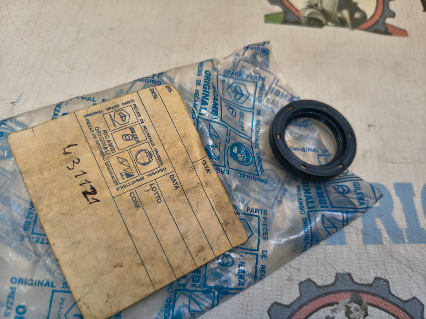 Paraolio PIAGGIO 24 x 35 x 6 Lato Volano Vespa PK 125 / PX / T5 / COSA 431121
