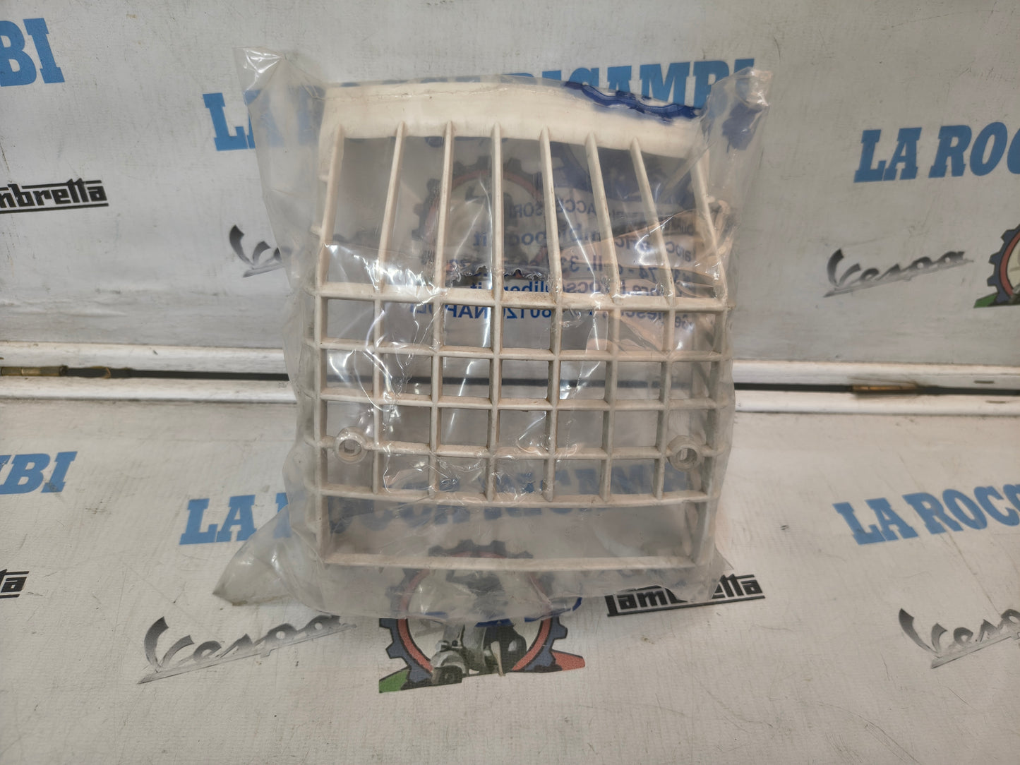 Griglia protezione Fanalino Posteriore Vespa PX Arcobaleno 125/150/200 (Bianca)