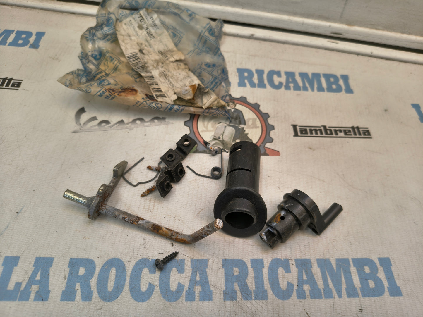 KIT SERRATURA SELLA SELLONE ORIGINALE PIAGGIO VESPA LX 50 4T 494511
