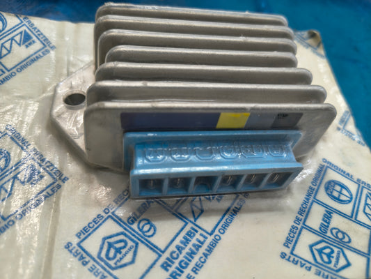 Regolatore Di Tensione Originale Piaggio 5 Pin Vespa PX ARCOBALENO 2940165