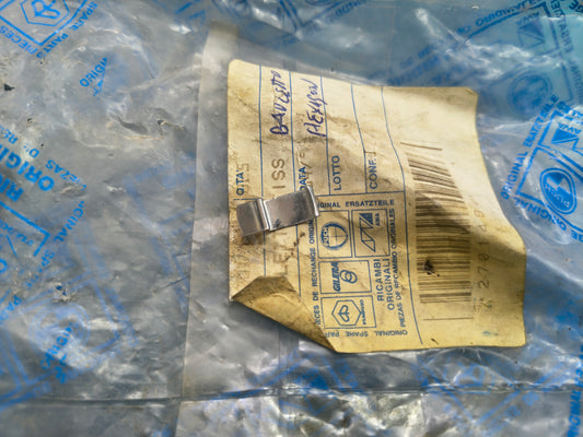 Molletta fissa bauletto PIAGGIO HEXAGON 270146