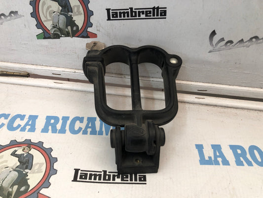 Dispositivo antifurto per due caschi