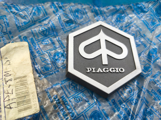 SCUDETTO ESAGONALE PIAGGIO APE P501 P 601 PIAGGIO 182208