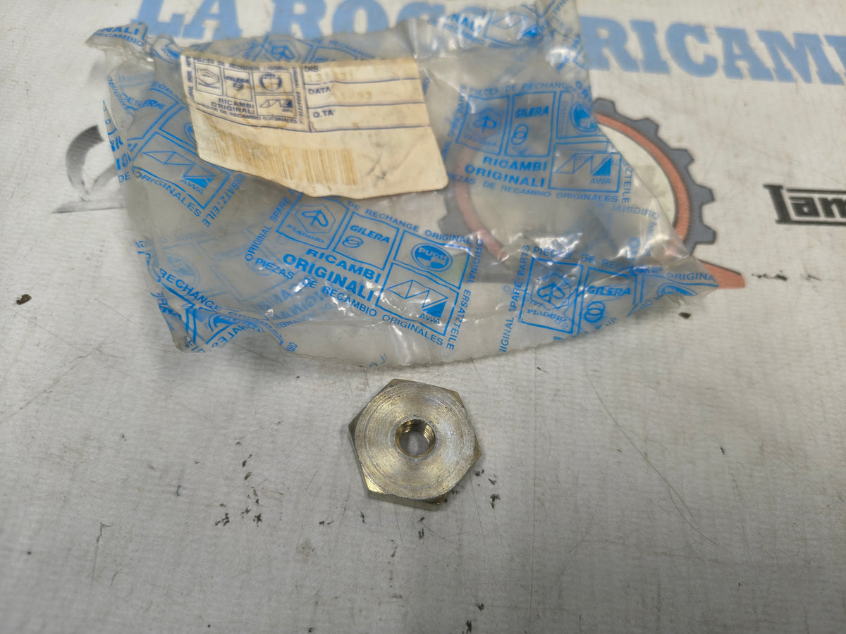 DADO FISSAGGIO FRIZIONE CICLOMOTORI PIAGGIO VARI MODELLI CON VARIATORE 131331