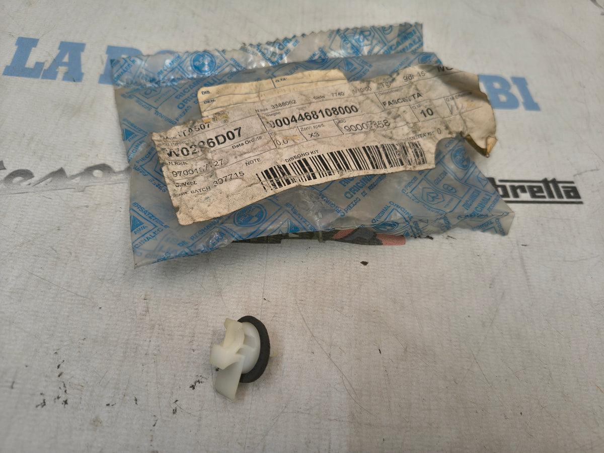 CLIP GANCIO MASCHERINA ANTERIORE PER PIAGGIO PORTER 9004468108000