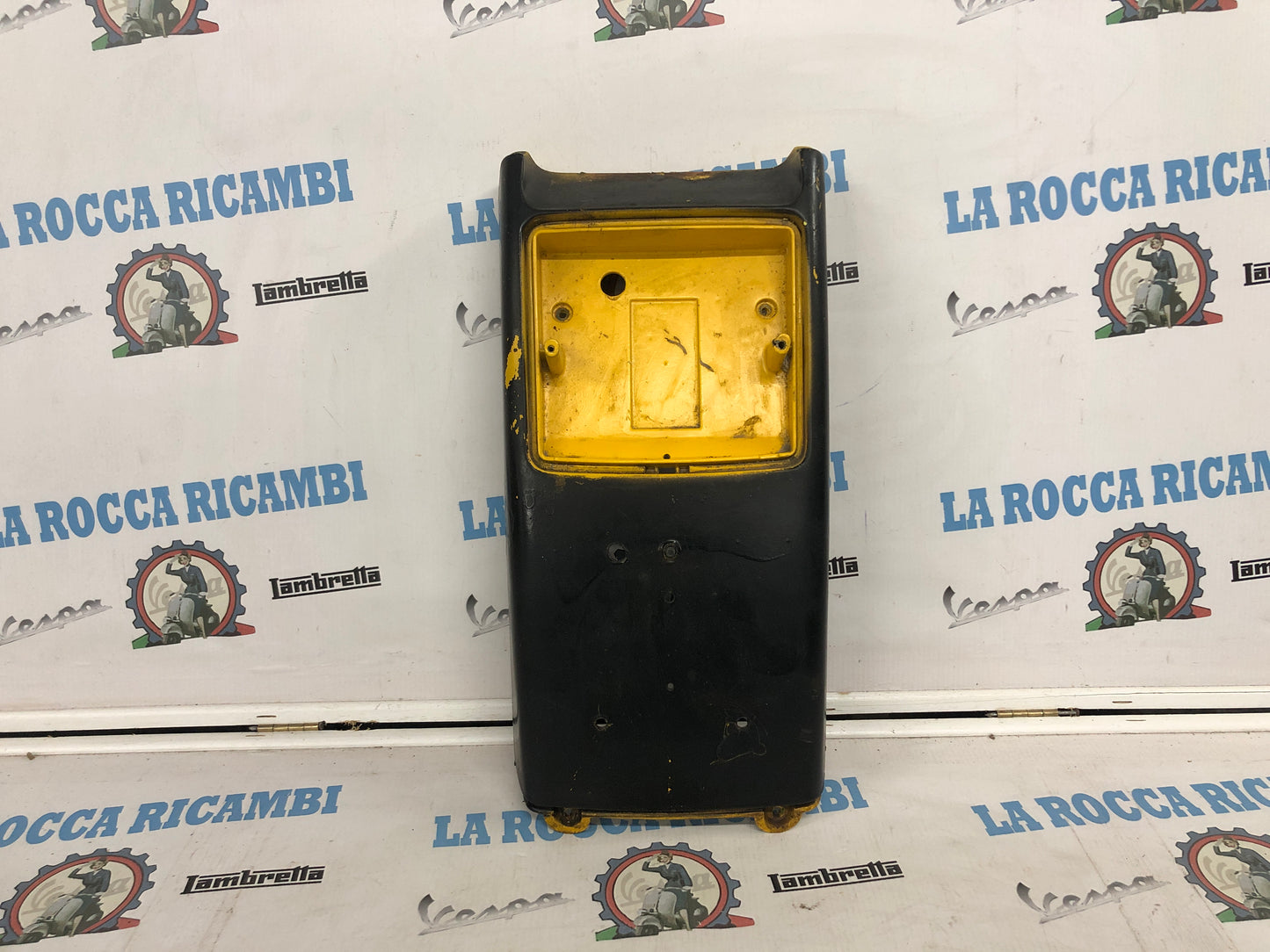 Copertura / Carenatura porta fanale posteriore Vespa V / HP [OCCASIONALE]