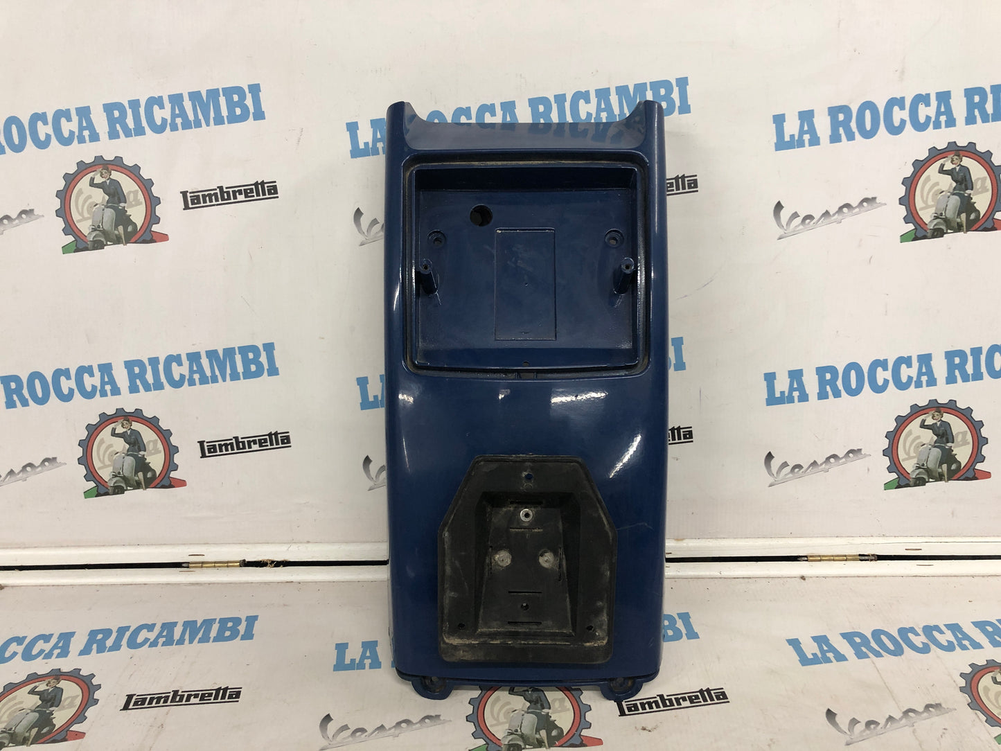 Copertura / Carenatura porta fanale posteriore Vespa V / HP [OCCASIONALE]