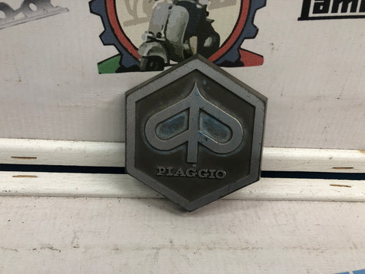 Scudetto / Stemma / Esagono plastica Piaggio Ape P501 P601 Originale 182208 [Occasionale]