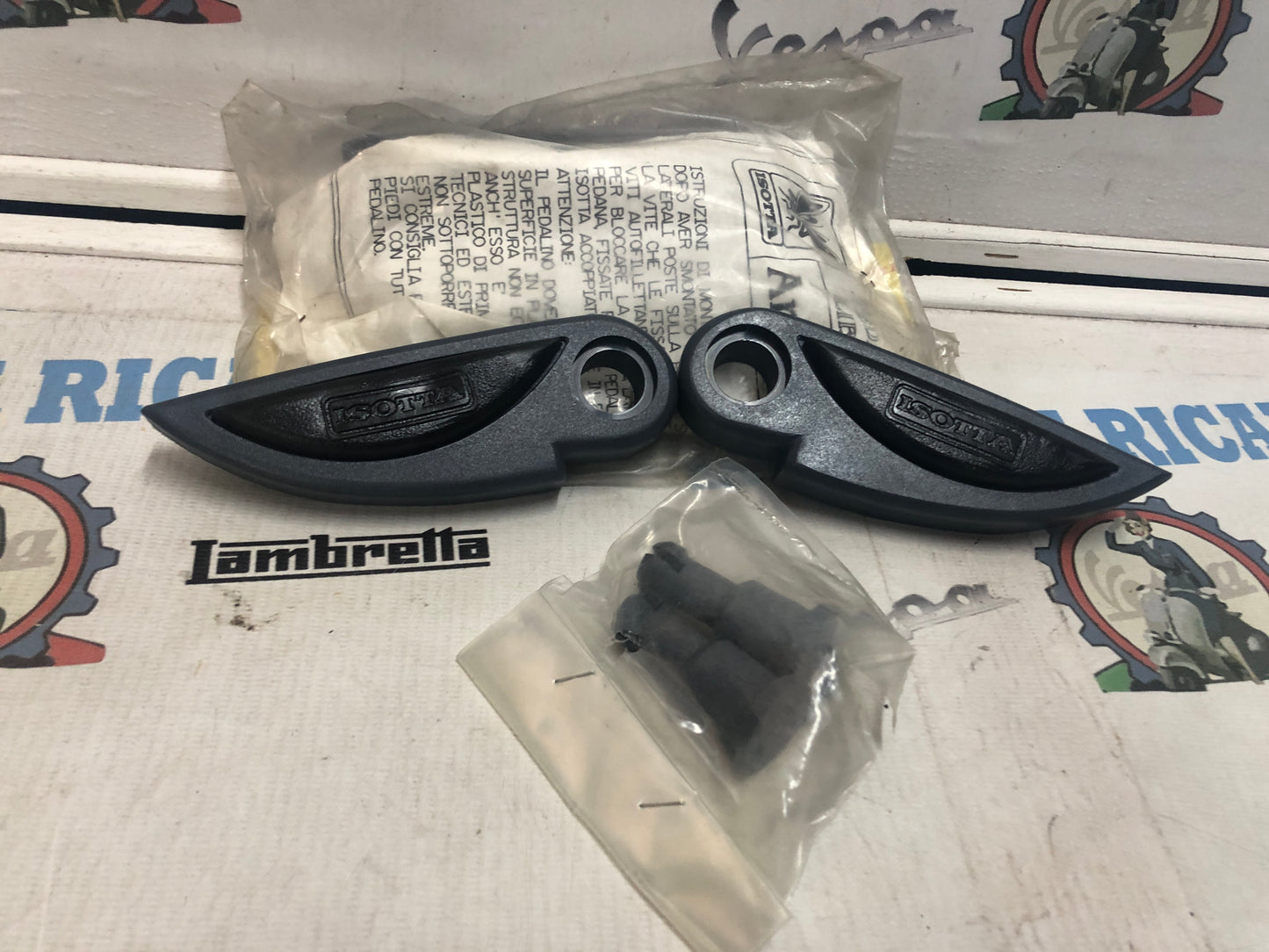 PEDALINI POGGIAPIEDI PIAGGIO LIBERTY + FISSAGGI