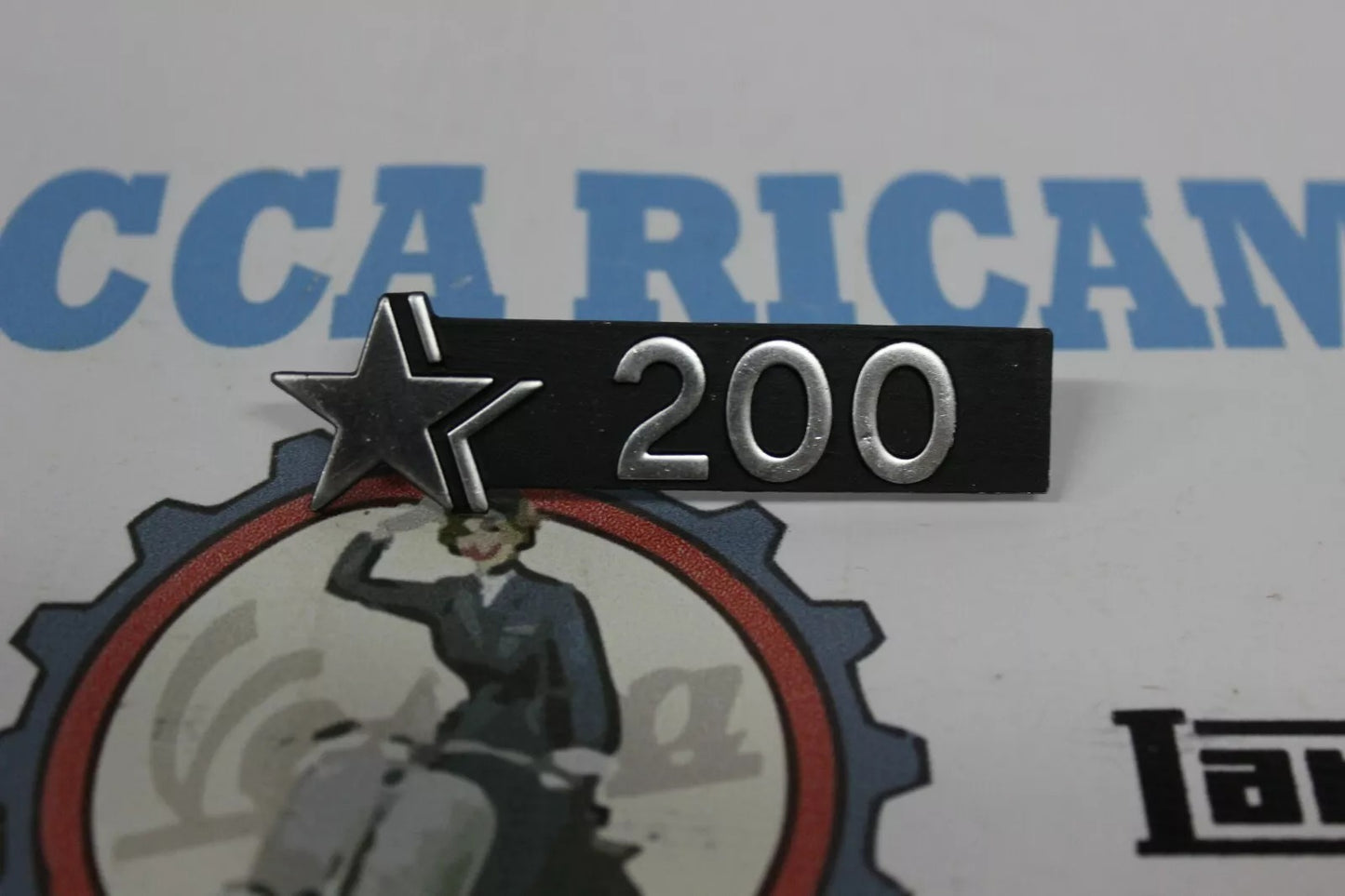 Scritta " 200"  Con Stella Bauletto Retroscudo Vespa Cosa Originale Piaggio